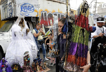 Creyentes festejan a la Santa Muerte en Ciudad de Mxico