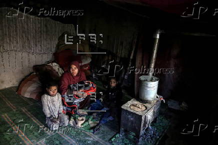 Afghans living in a camp amidst drop in temperatures in Kabul