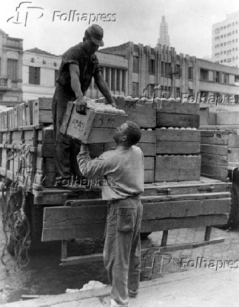 1959Descarregamento de mercadoria no