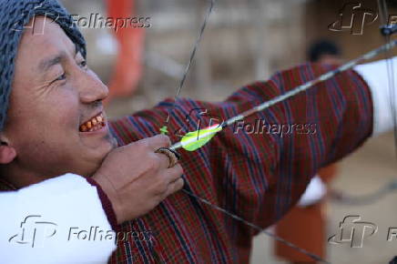 Arqueiro se prepara durante torneio na cidade de Paro, no Buto
