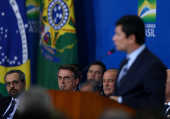 Sergio Moro e Jair Bolsonaro no lanamento do projeto Em Frente, Brasil, no Planalto