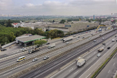 Vista de drone de galpes na beira da BR-116 Rodovia Presidente Dutra