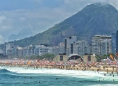 Praia de Copacabana lotada no primeiro dia do ano