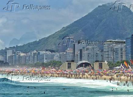 Praia de Copacabana lotada no primeiro dia do ano