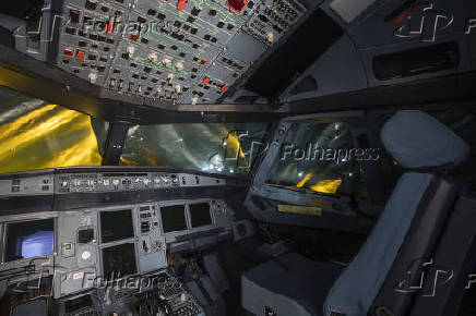 Cockpit de um Airbus A320 da Latam  coberto para evitar que luz do sol danifique sistemas