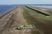 Rebocador e balsa encalhados em banco de areia no Rio Negro