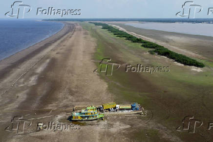 Rebocador e balsa encalhados em banco de areia no Rio Negro