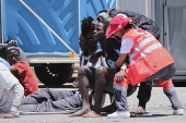 Rescatan a los 50 ocupantes de un cayuco en el sur de Tenerife, algunos en mal estado