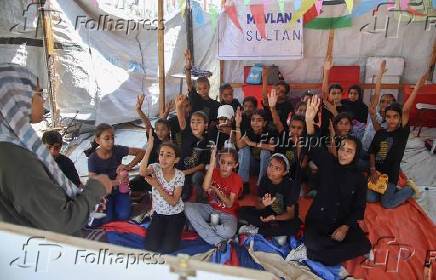 Crianas palestinas recebendo educao dentro de uma tenda escolar.