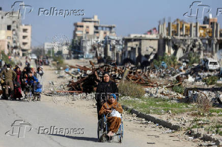 Palestinians flee the northern part of Gaza, amid an Israeli military operation, in Jabalia in the northern Gaza Strip