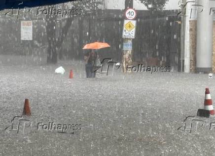 Chuva e alagamento no bairro dos Jardins, em So Paulo (SP)