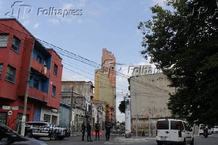 Construo de muro limita o espao na Cracolndia