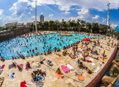 Pessoas lotam as piscinas do Sesc Belenzinho