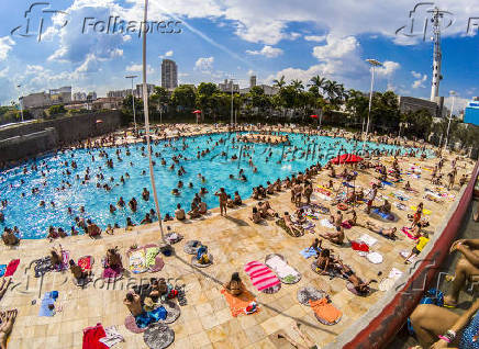 Pessoas lotam as piscinas do Sesc Belenzinho