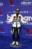 El negro y los diseos clsicos intervenidos dominaron la alfombra de los Latin Billboards