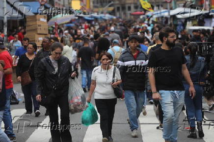 Movimentao na rua 25 de Maro em So Paulo