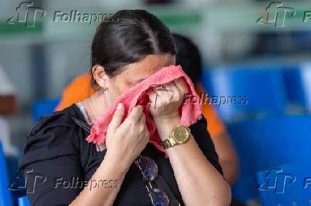 Familiares de vtimas de acidente de nibus em frente ao IML em Macei