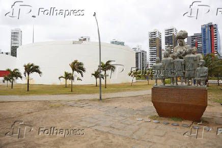 Memorial dos imigrantes, obra de Abelardo da Hora, em Recife