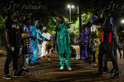 Senegaleses em ritual de vertente do islamismo na praa da Repblica