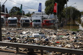 Alagamento e lixo na beira da BR-116, em em So Leopoldo