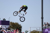 Gustavo Bala Loka compete na final do BMX freestyle