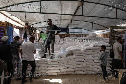 UNRWA agency hands out bags of flour to Palestinians in Khan Younis