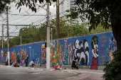 Grafite transforma muro de mil metros na zona oeste de SP