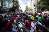 Motoboys realizam um protestos contra empresas de delivery