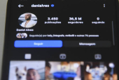 Daniel Alves deixa de seguir amigos e famliares no Instagram-