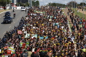 Indgenas de vrias etnias participam de marcha em Braslia