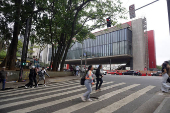 Pedestres enfrentam tarde gelada na Paulista