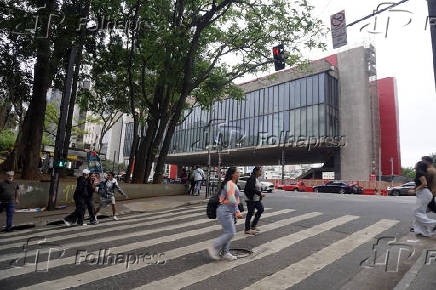 Pedestres enfrentam tarde gelada na Paulista