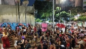 Bloco clandestino de carnaval desfila no centro de so paulo