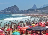 Praia de Copacabana lotada com banhistas e turistas