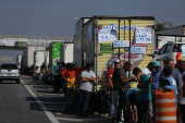 Fila de caminhes durante greve de caminhoneiros da rodovia Rgis Bittencourt