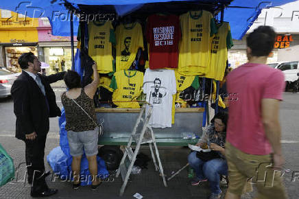 Camisetas pr-Bolsonaro  venda na rua 25 de maro, em SP