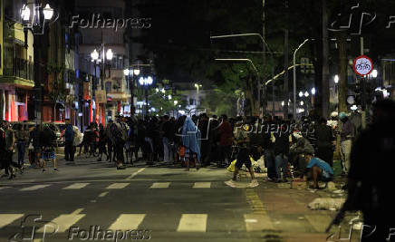 Usurios de crack caminham pela avenida Duque de Caxias, no centro de SP