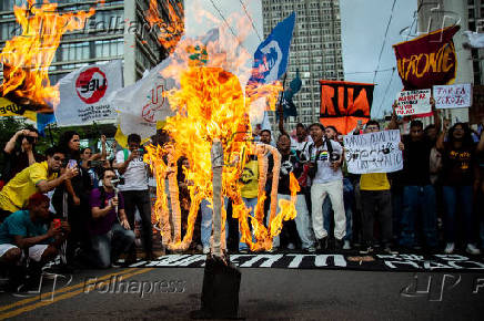 Manifestantes vo s ruas em repdio ao aumento da passagem, em SP