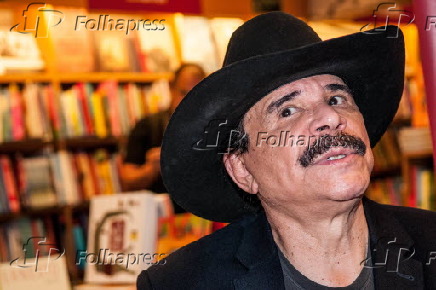O cantor Eduardo Arajo lana o livro ''Pelos Caminhos do Rock''