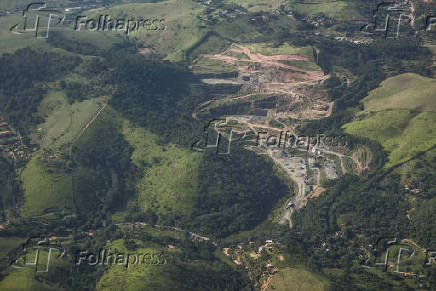 Vista area de uma pedreira na zona norte da cidade de So Jos dos Campos (SP)