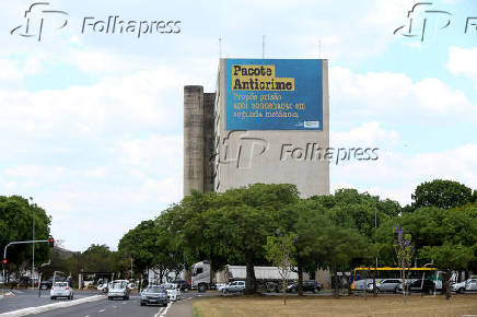 Na Esplanada dos Ministrios, em Braslia, outdoors defendem pontos do pacote anticrime