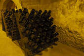 Garrafas de champanhe envelhecem nas cavas da Veuve Clicquot, na Frana
