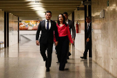 Sergio Moro deixa seu gabinete em Braslia ao lado de sua mulher, Rosngela