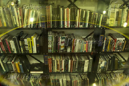 Prateleiras vistas atravs de pendente na livraria Free Book, em So Paulo