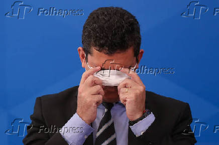 Ministro Sergio Moro (Justia) coloca mscara respiratria