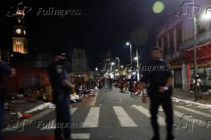 Policiais fazem ronda na rua Mau, ao lado da estao da Luz, onde usurios de drogas se concentraram