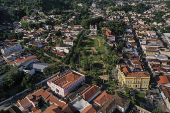 Vista de drone do centro histrico com a Igreja Matriz de Nossa Senhora da Conceio na Praa Baro de Campo Belo