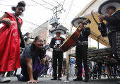 Creyentes festejan a la Santa Muerte en Ciudad de Mxico