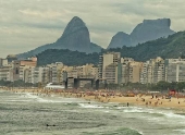 Primeiro dia de vero com com poucos banhistas na praia de Copacabana