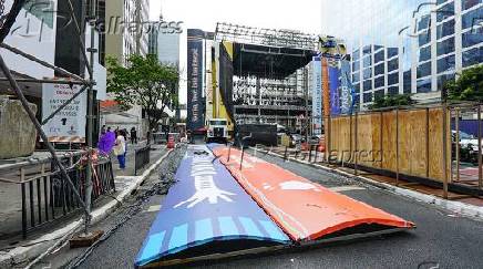 Operrios trabalham na concluso do Palco da Virada na Paulista em SP